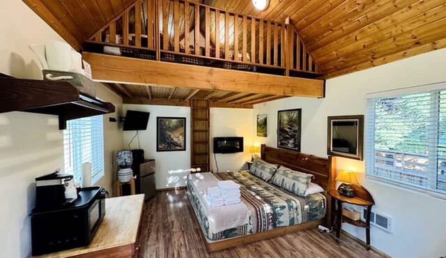 Charming Cabin for an Off-Grid Getaway in Umpqua National Forest, Oregon