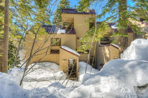 Charming Condo with Shared Hot Tub Pool Resort Amenities - Close to Ski & Beach