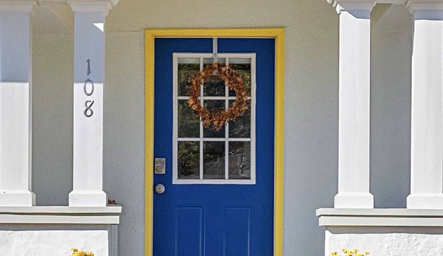 Charming Cottage Downtown