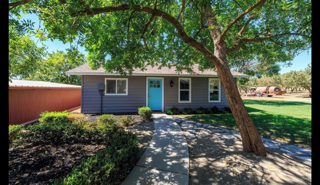 Charming cottage located on a secluded farm nestled between SFO and Yosemite NP!