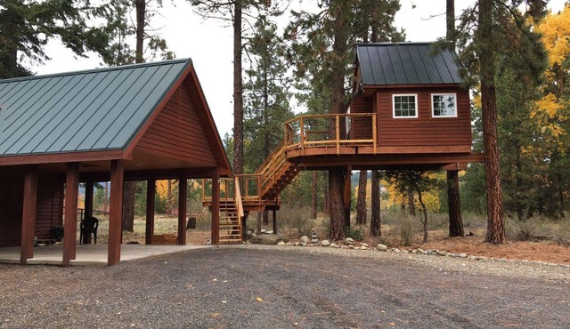 Charming Cottage & Treehouse in lovely Cle Elum