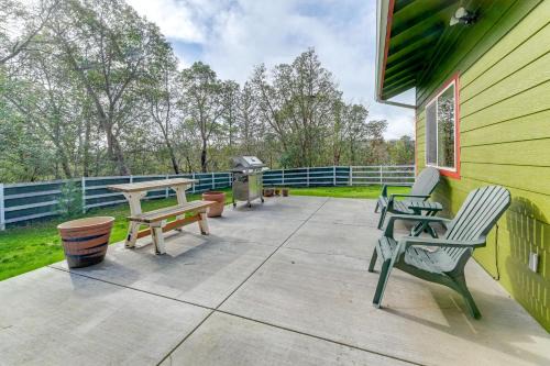 Charming Grants Pass Cottage w/Patio & Gas Grill!
