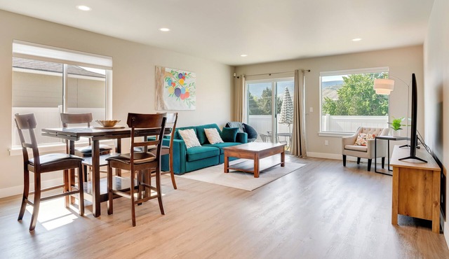Charming Home w/Mtn & Columbia River Views!
