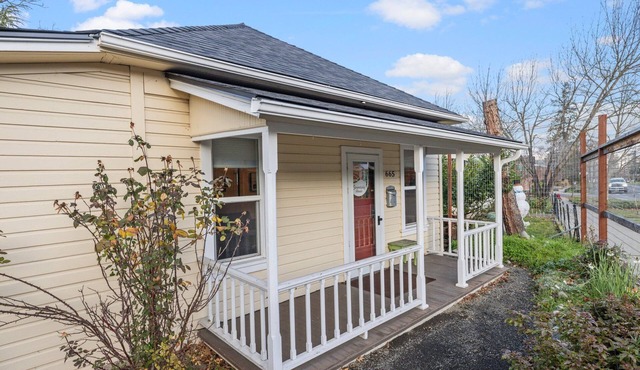 Charming house two blocks from downtown Ashland
