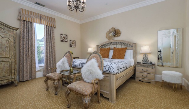 Charming King Suite Historic Mansion Near Monterey