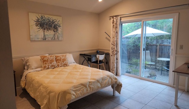 Charming, light-filled and immaculate cottage-studio off main house