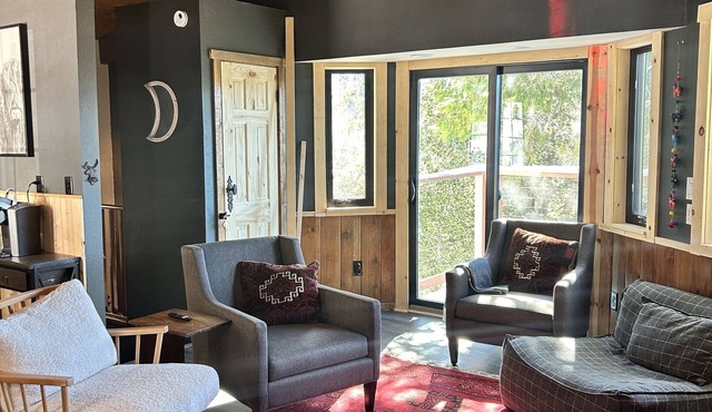 Charming Mountain Cottage. Crestline, CA. Pet-Friendly with Huge Backyard.