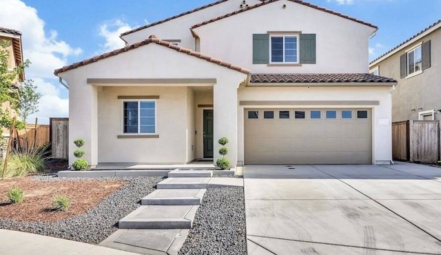 Charming, new 4-bedroom house in Roseville with WiFi and AC in Roseville