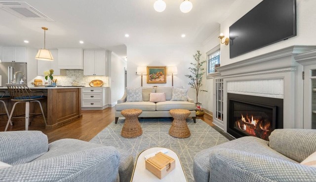 Charming South Hill Craftsman Retreat near downtown—4BR, Smart TVs & Courtyard