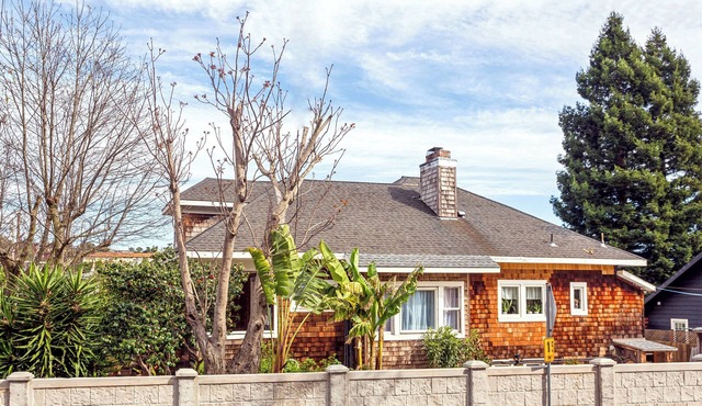 Charming Spacious Victorian Garden Oasis in the heart of Marin, Gate, Deck, BBQ