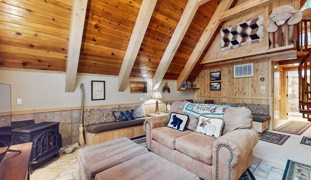 Charming Updated Rustic Cabin with Gas Fireplace, close to Lake and Ski Resort