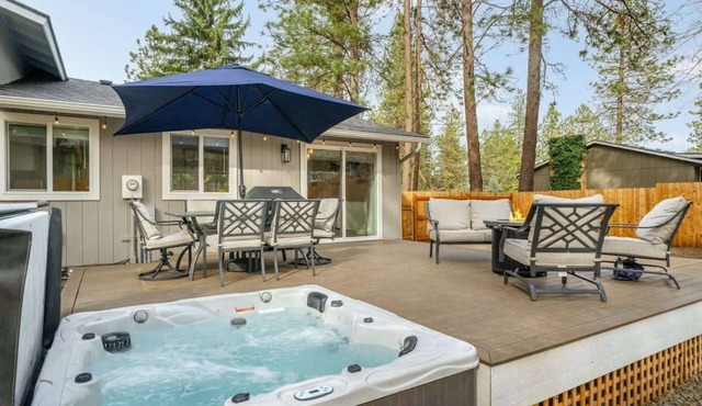 Charming Valley Home I Hot Tub Getaway!
