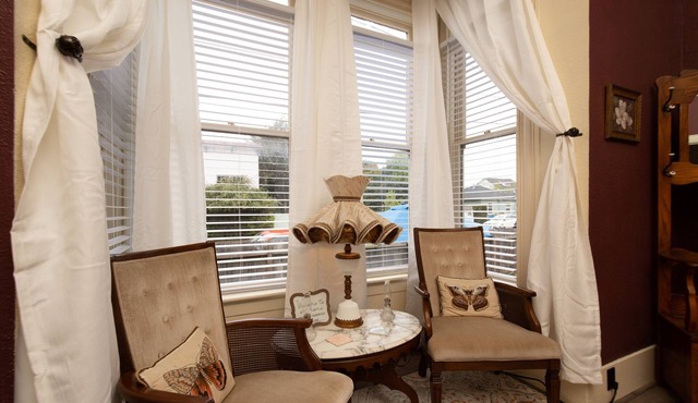 Charming Victorian home. Cal-King & 2 Queens .walk to Old Town and the bay.