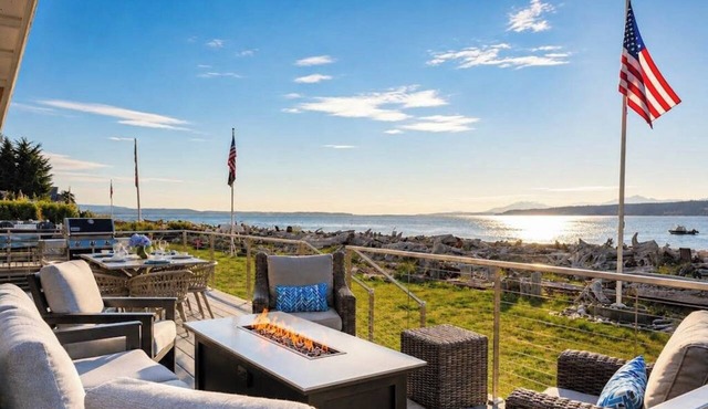 Charming waterfront home with kayaks, gas fire pit & private beach access