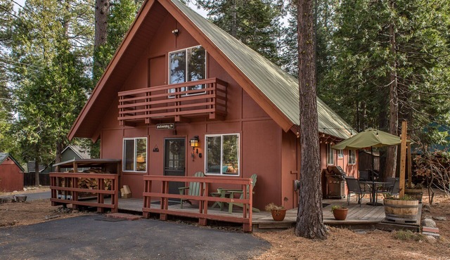 Charming West Shore Chalet, Great Location, Close to the Lake, Hiking and Biking