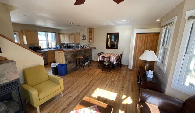 Cheerful 2 Bdrm/1.5 Bath Pearl St. Condo in Boulder