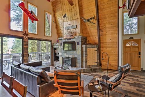 Chester Cabin w/Deck - Walk to Lake + Golfing!