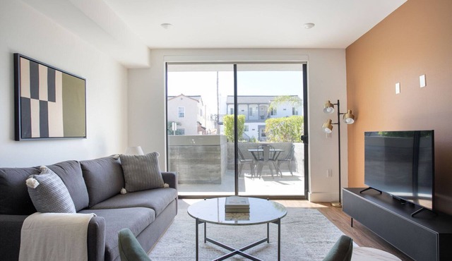 Classic Mid-Wilshire 2BR w/Roof Terrace, nr Shopping, by Blueground