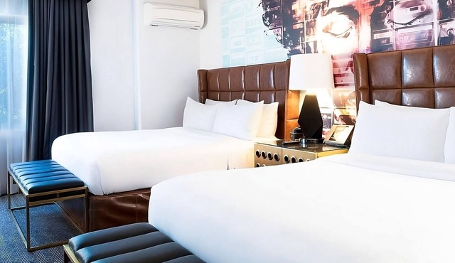 Classic Reunion at the Rooftop Poolside Bar, 4 Relaxing Units w/Balcony