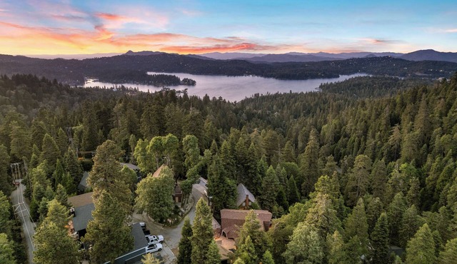 Close to Skypark/Santa's village.Cozy mountain house/pool table/foosball table.