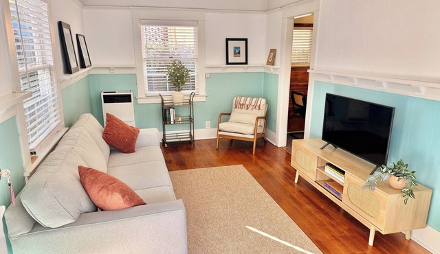 Coastal Beach Cottage 5-minute walk to the beach, coffee shops, and dining
