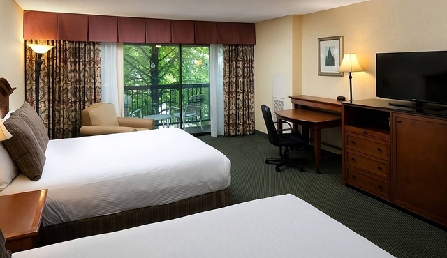 Comfort and Convenience! 3 Convenient Units, Pool, FREE Parking, Pets Allowed! in Redding