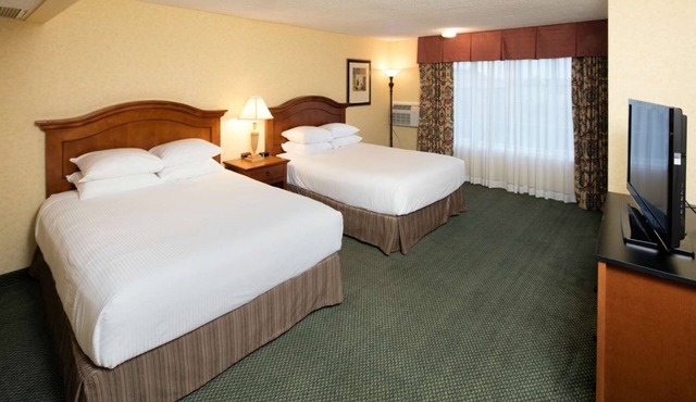 Comfort Meets Convenience – 3 Queen Room Steps Away from Arcata Bay Fun