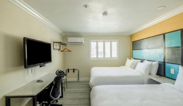 Comfortable 2 Queen Beds w/Microwave Near Local Dining