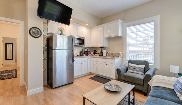 Comfortable 2BR with Spacious Deck! 7 mins to Sacramento Midtown/Downtown
