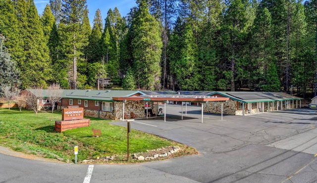 Comfortable Lodge Room 11 with Extra Amenities (2 doubles, no pets)