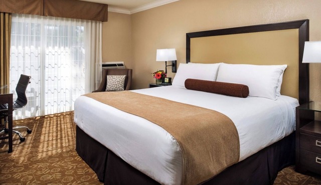 Comfortable Unit with Heated Pool, Free Breakfast & Free Parking