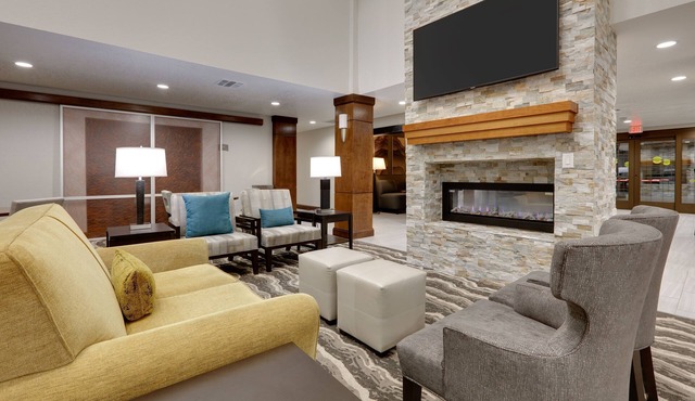 Comms-Accessible Suite w/Hot Breakfast + Pool in Schertz