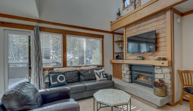 Condo close to ski hill with fireplace, balcony, W&D, hot tub, & pool