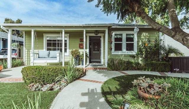 Contemporary Boutique Bungalow+Backyard+Walkable