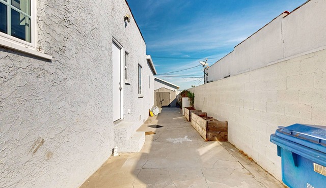 Contemporary home in Hyde Park w/pvt bbq, beautiful yard - close to SoFi Stadium