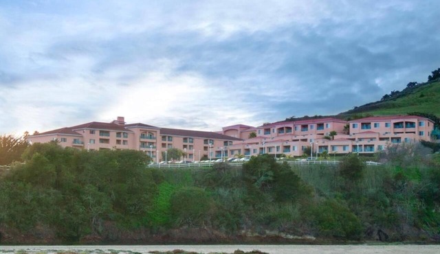 Convenient Stay, Superb Location! 3 Comfortable Units, Free Parking, Onsite Pool