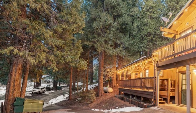 Corlieu Falls Cabin in Sugar Pine 8 miles from Yosemite with Gazebo, Hot tub a shack and Bar top