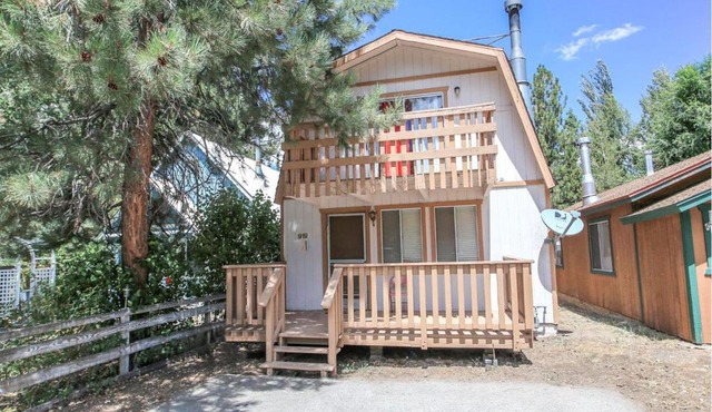 Country Cottage - Wonderful home-feel cabin! Rock Fireplace!
