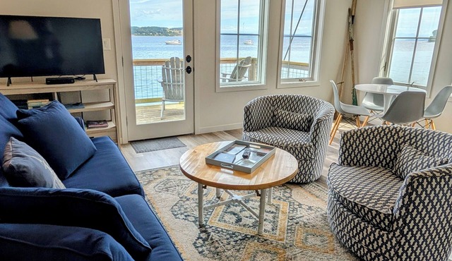 Cozy, 1-bdrm condo over the water in downtown Coupeville; fully equipped kitchen