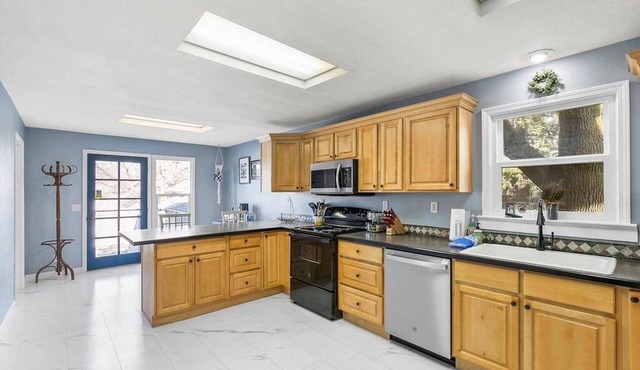 Cozy 2BR near Downtown Spokane—king+queen, fast Wi‑Fi, fenced yard.