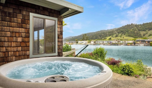 Cozy 3BR by the lagoon w/hot tub