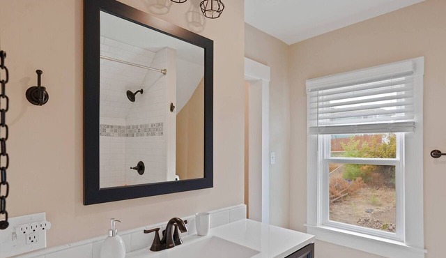Cozy 3BR Spokane home near downtown—Wi‑Fi, BBQ, Off street parking, Sleeps 8