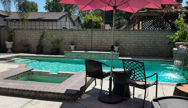Cozy and charming house all you need is here Several relaxing area awaiting 4-U in Pomona