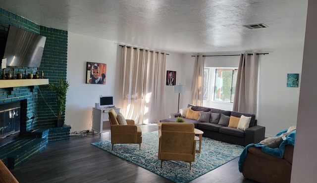 Cozy Blue Ranch home away from home! A bit of ranch & modern