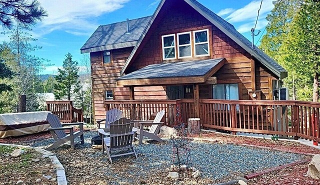 Cozy Cabin Retreat w/Hot Tub+Fire Pit+ AC+Games+EV+BBQ