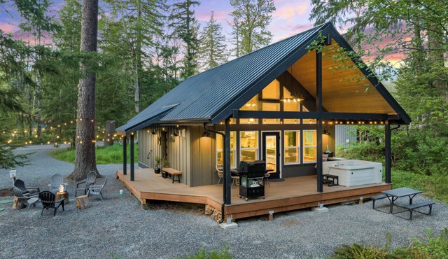 Cozy cabin retreat w/hot tub less than 5 mi to Mt Rainier NP