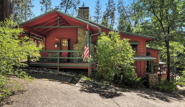 Cozy cabin right at Lewis Creek Trail, near Yosemite, Bass lake