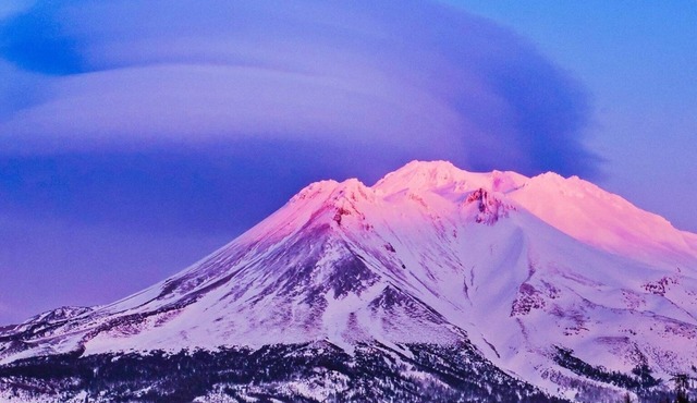 Cozy, clean 3/2 cottage with Mt. Shasta views! Long-term stays!