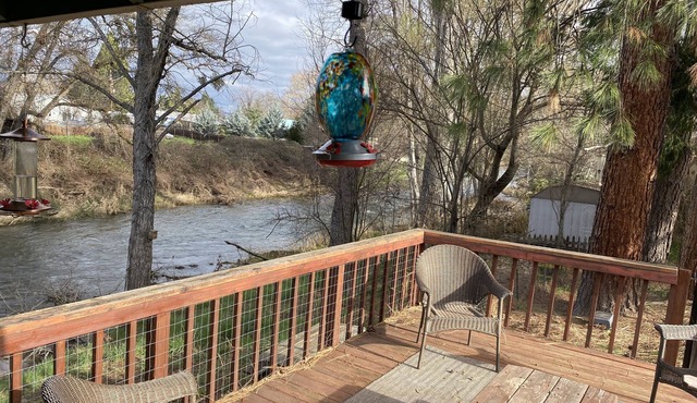 Cozy creekside home with deck, 15 min to airport, shopping, 1 hr to Crater Lk.
