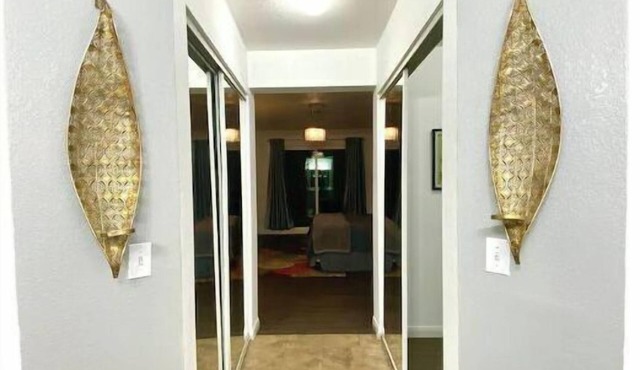 Cozy master-br by strip. Pets welcome + parking in Las Vegas